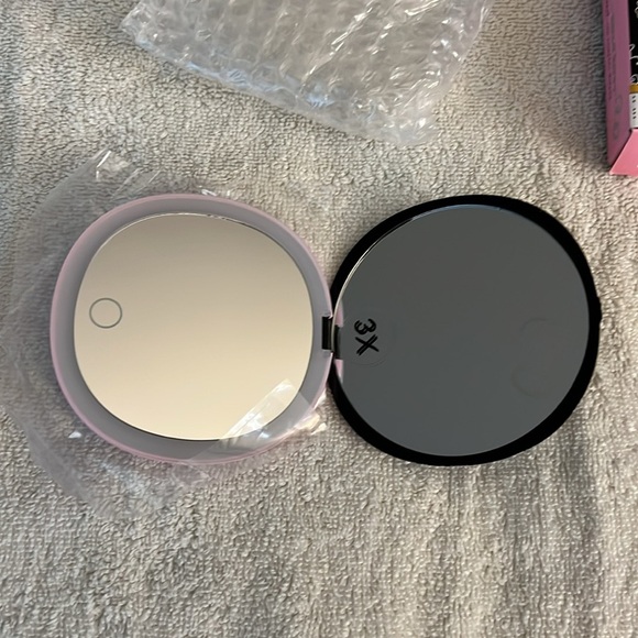 Hello Kitty Black and Pink LED Compact Mirror - Picture 6 of 7